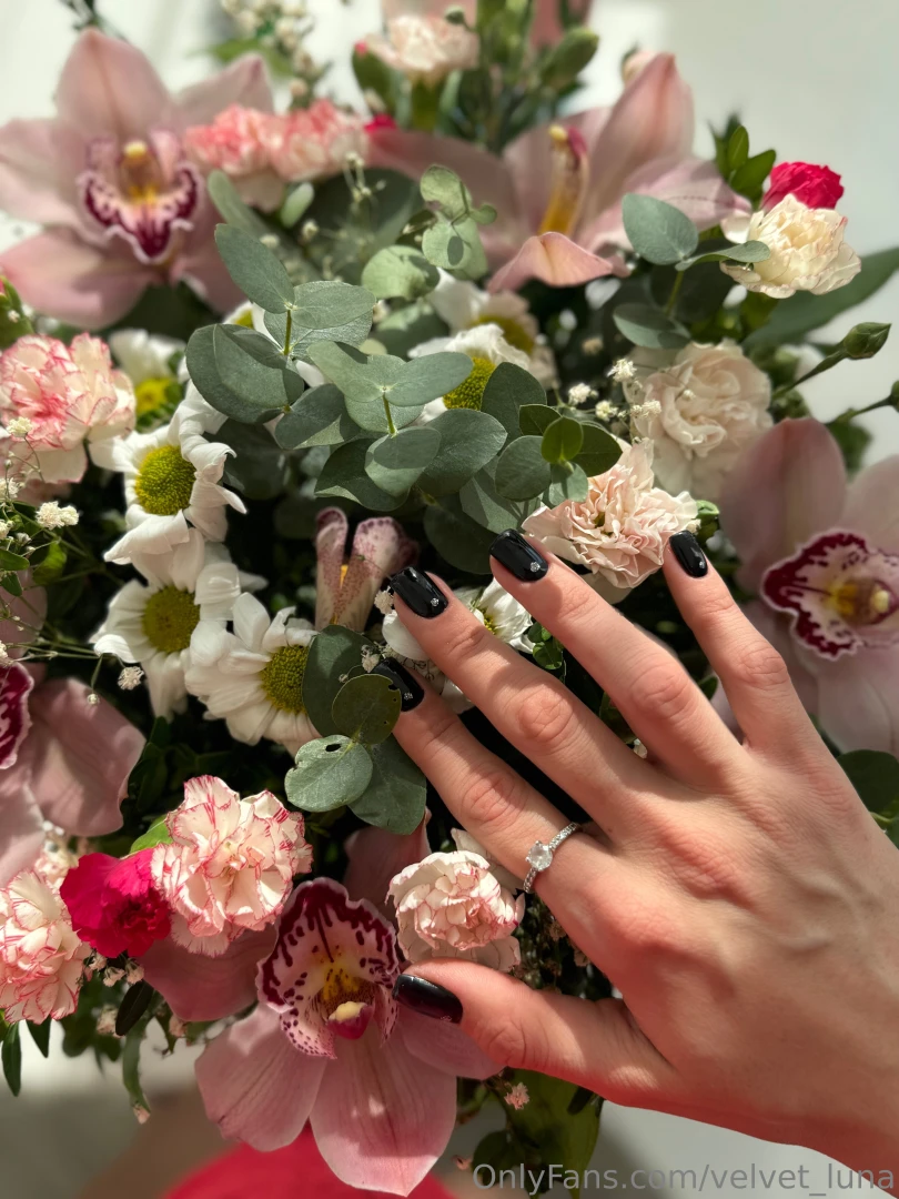 Little details make moments special black manicure delicate bouquet 