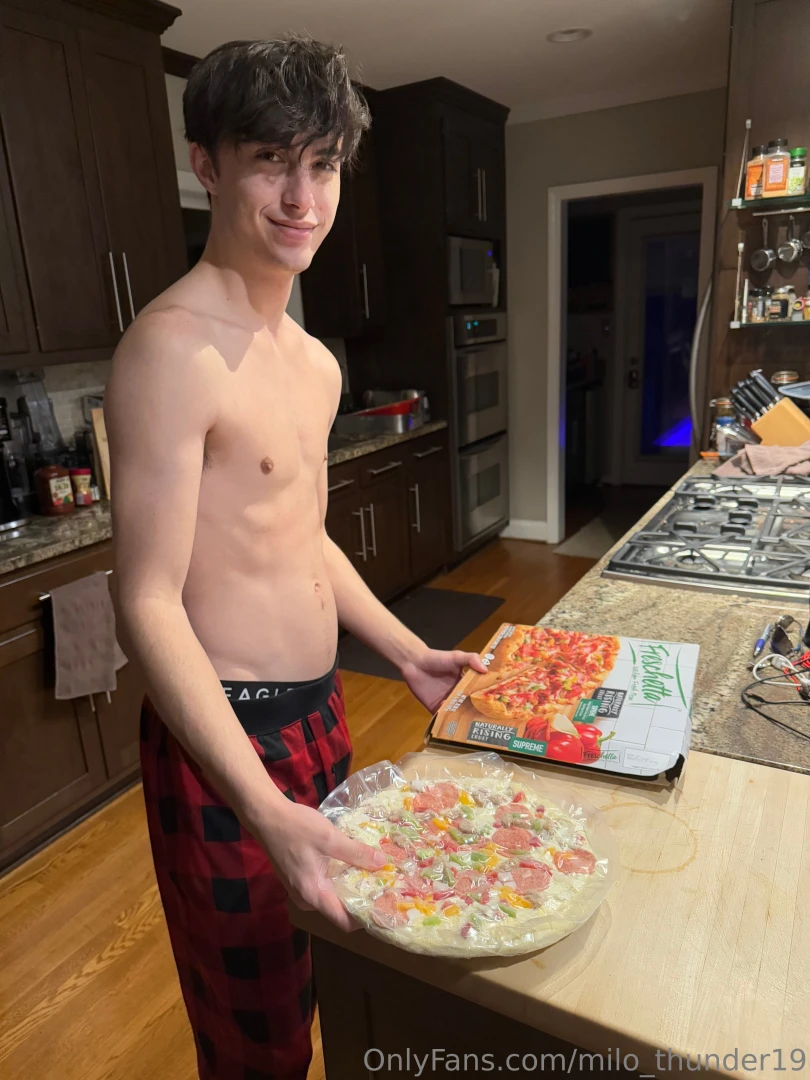 Who wants to eat pizza with me 