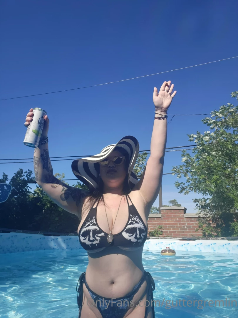 My birthday month is august y all should be extra nice and spoil me 