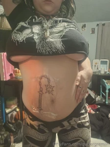 I hate my tum but like putting art on it
