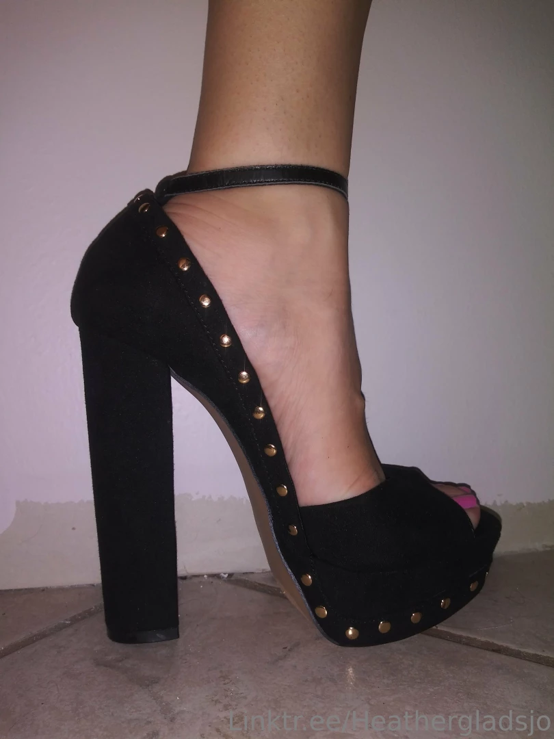 Where are my foot lovers at i swear men that worship feet are the best 