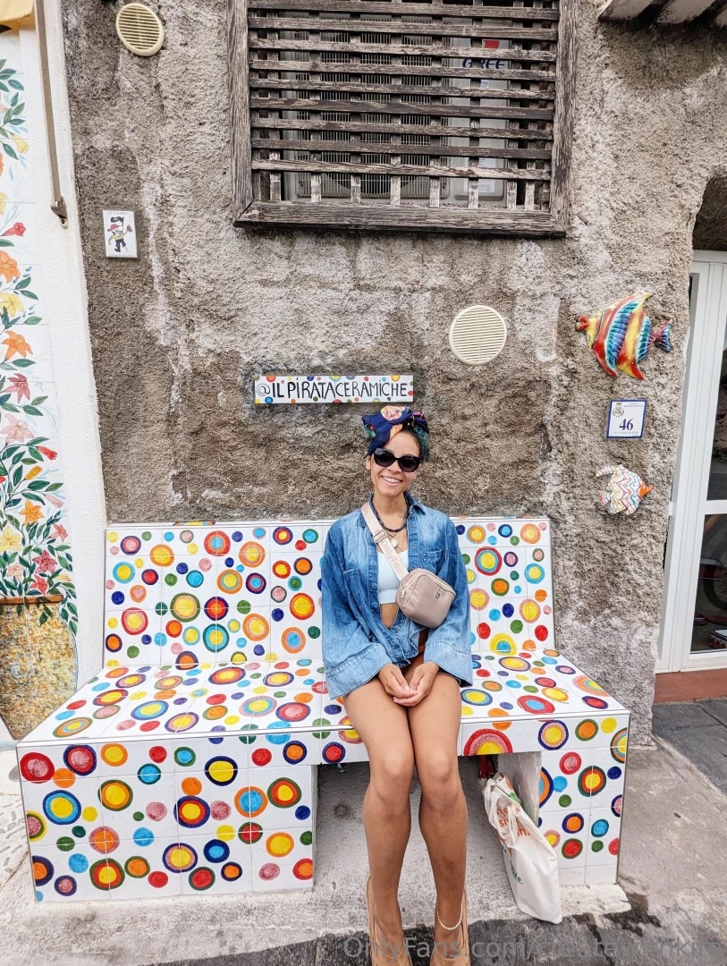 Cute colorful a lil awkward and hella sexy how would you describe me 