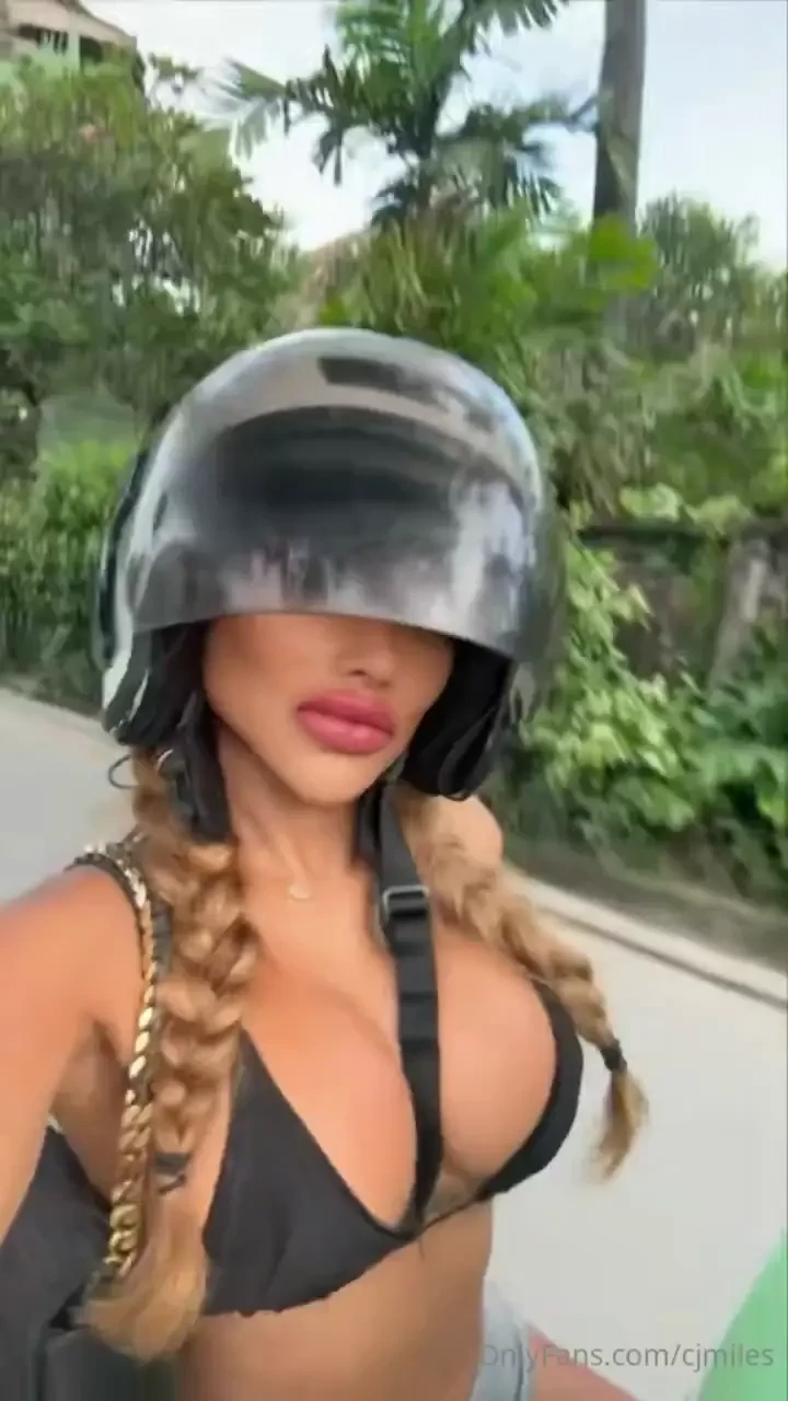 Whats bigger my helmet or his helmet 