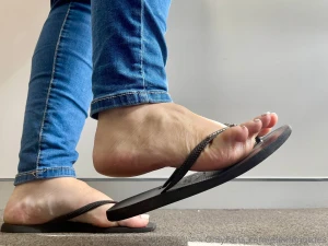 Photo and video dump of me wearing my havaiana thongs the last couple part 1