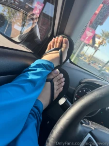 Now that i look at my pedi more the yellow is kinda giving cream color part 1