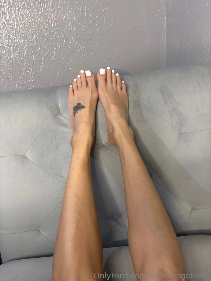 Legs and white toes 
