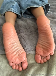 Soft soles waiting for a load
