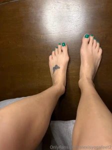 More feet on the headboard