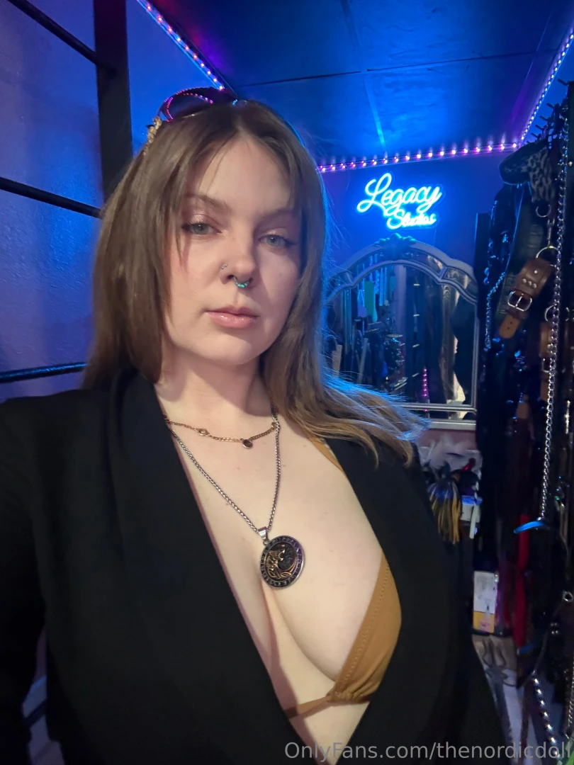 Mistress hel reporting for duty 