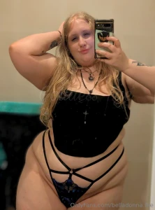 Hey cuties just a reminder i m still here just on a hiatus looking