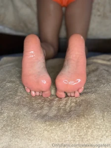 Nice and oily subscribe for more pics and vids alexisyogafeet2 part 1