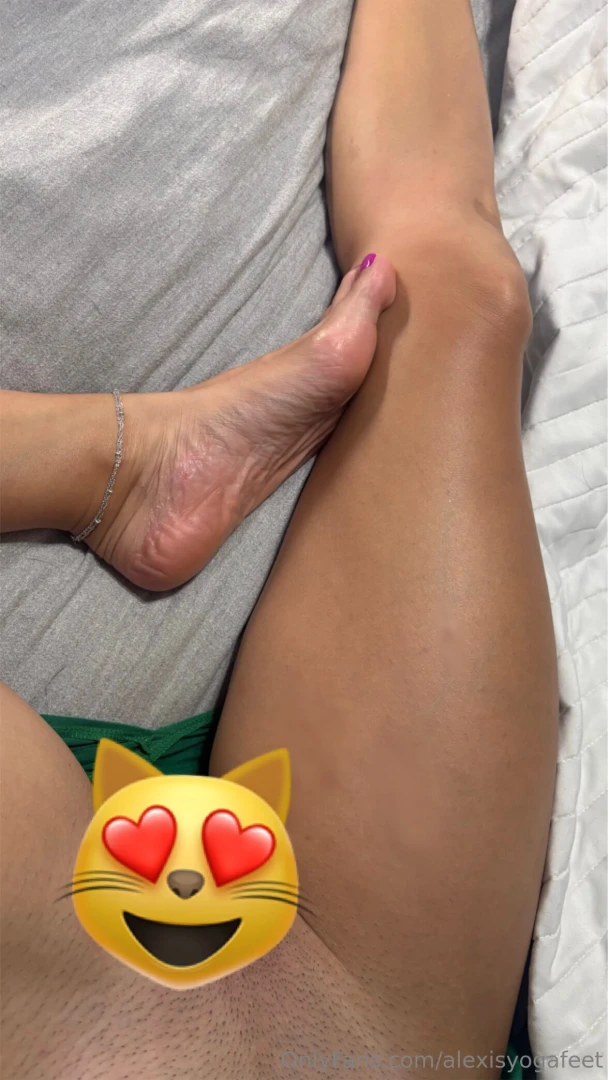 Uncensored pics only for my loyal subscribers at alexisyogafeet2 