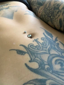 Wanna cover my stomach so bad