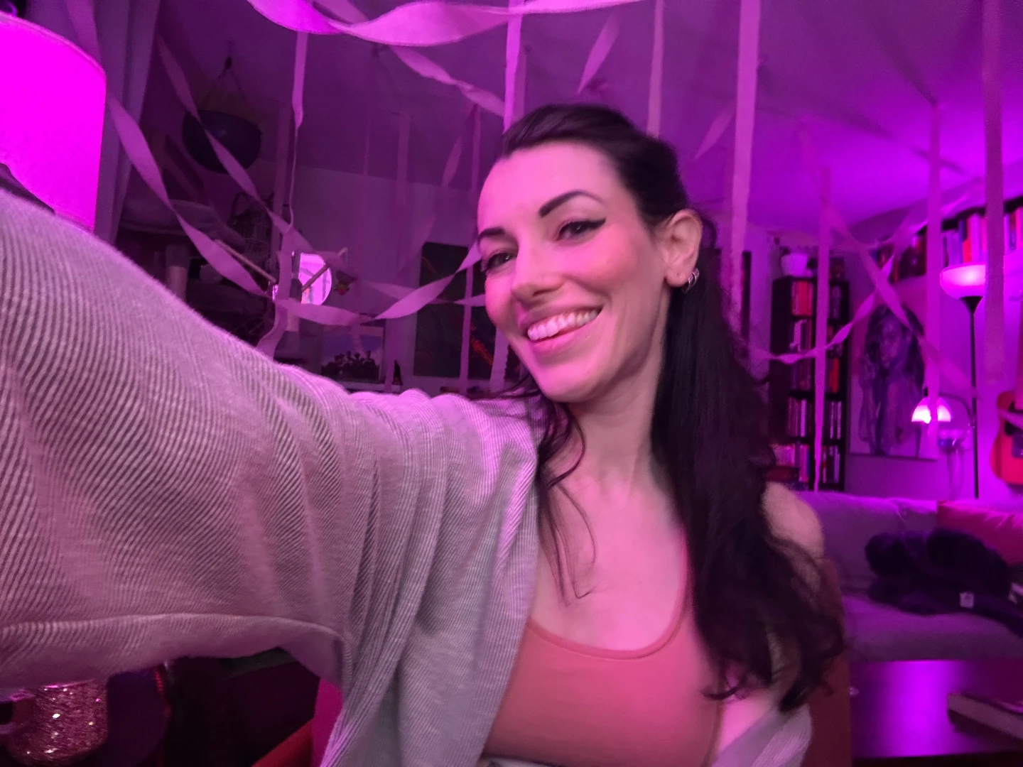 My tip war against tia beanie is starting in 15 minutes catch us on 