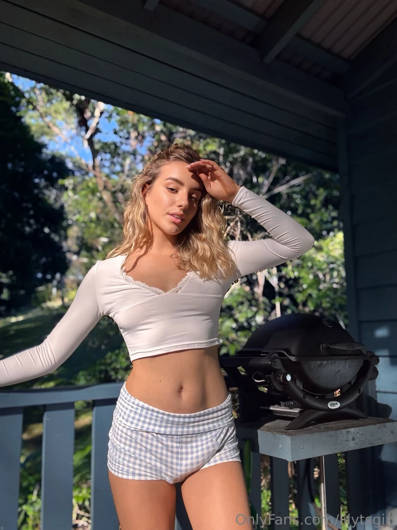 Wanna help me bbq i got extra long sausage 