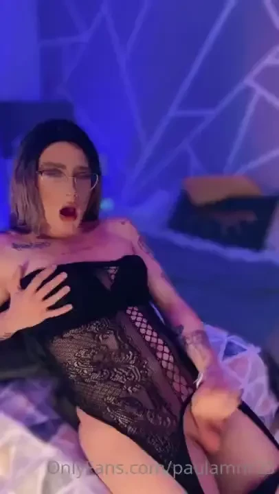 Un chico me deja cachonda y tengo que pajearme hasta soltar todo mi 