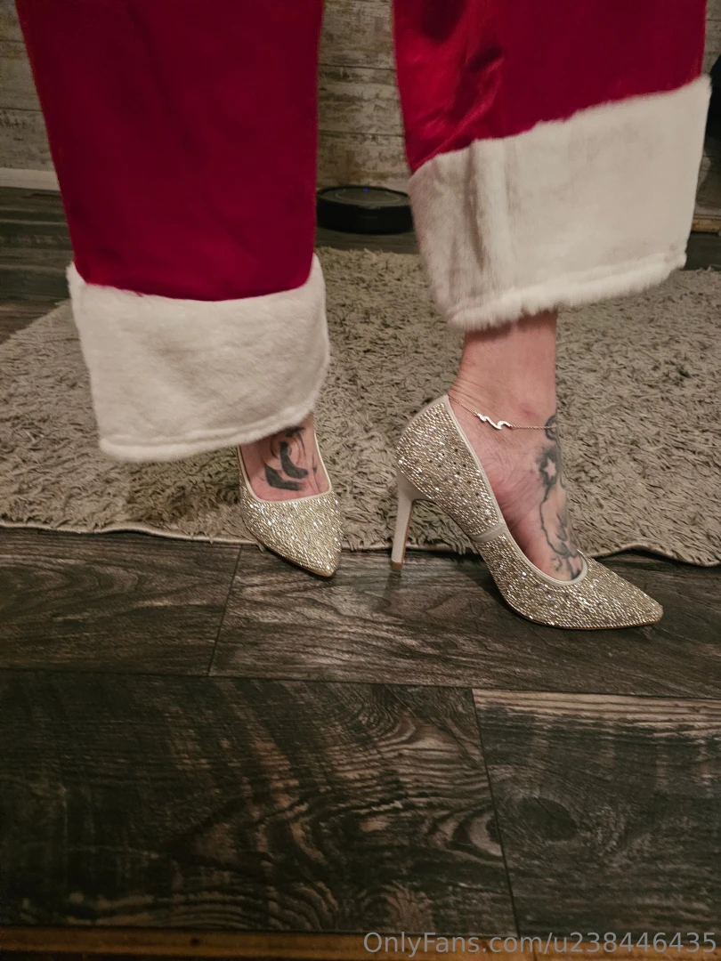 What if mrs clause is super kinky with very sexy feet 