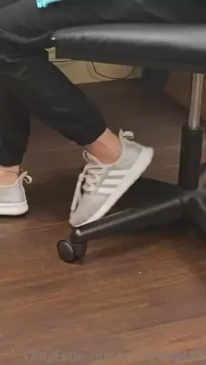 At work and i need my feet kissed and rubbed 