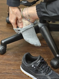 I should wear shoes with no socks at work