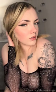 Don t i look sexy in black let s play a game guess my bra size get a