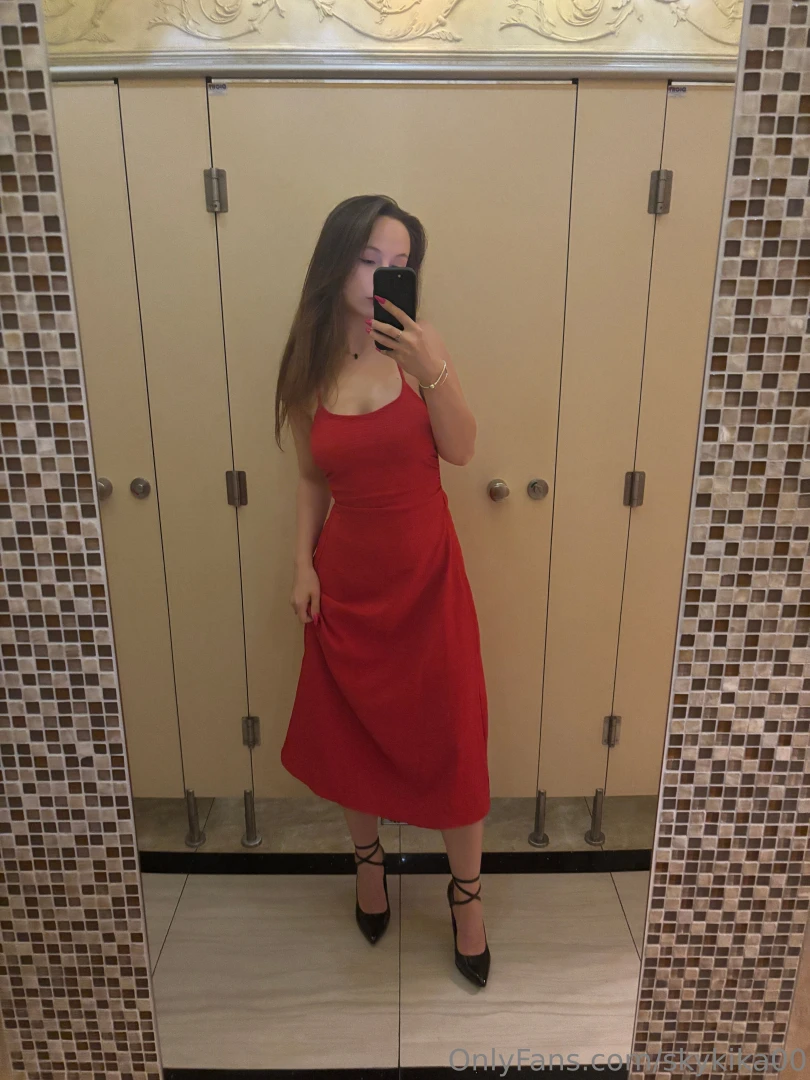 Hi daddy sometimes i can look sweet and polite do you like red 