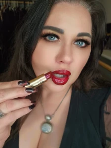 Throwing my pets a bone 4 sexy selfies from today with glossy red lips