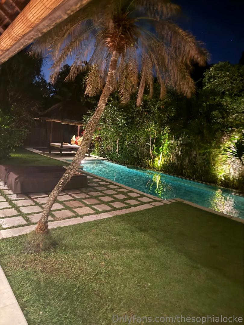 You get first look at the place i m staying at in bali such a long day 