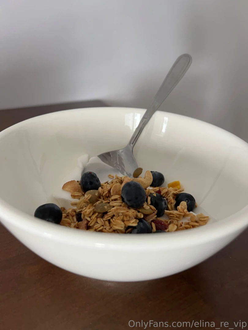 Do u like granola with yogurt for breakfast 