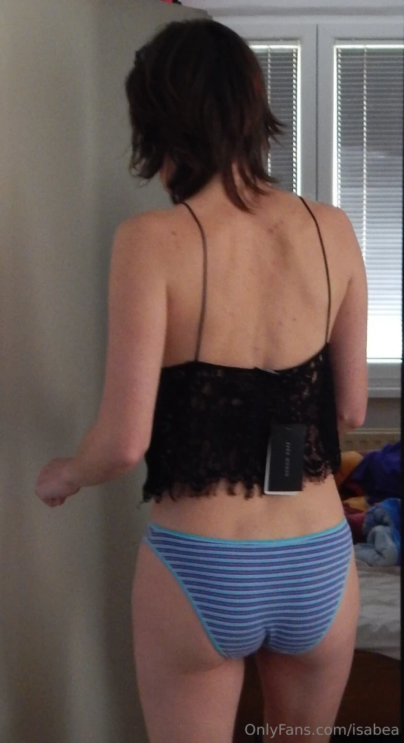 I just got a new crop top welcome to my little private fashion show do 