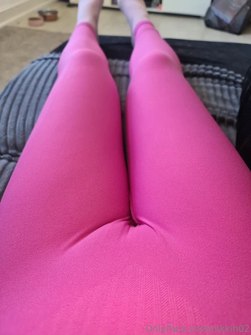 Camel toe in my leggings today 