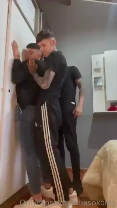 Dos machos y un marica el combo perfecto para una buena cojida me adue 