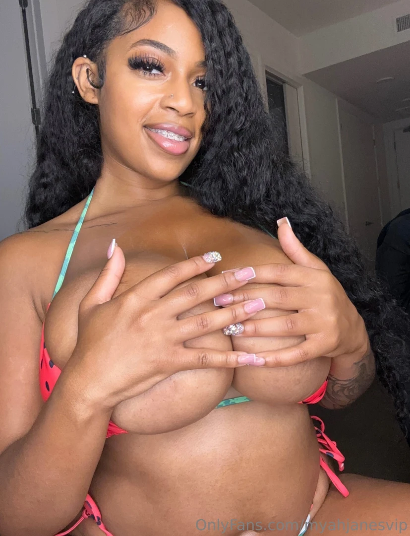 Massage my titties babe 