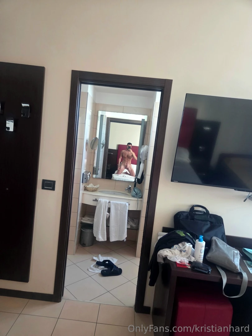 Disteso sul letto nudo cazzo duro che pulsa lo specchio riflette tutto 