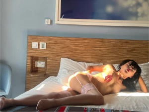 Pretty in pink in the hotel bundle - 6 photo s for a tip of 8 - quote