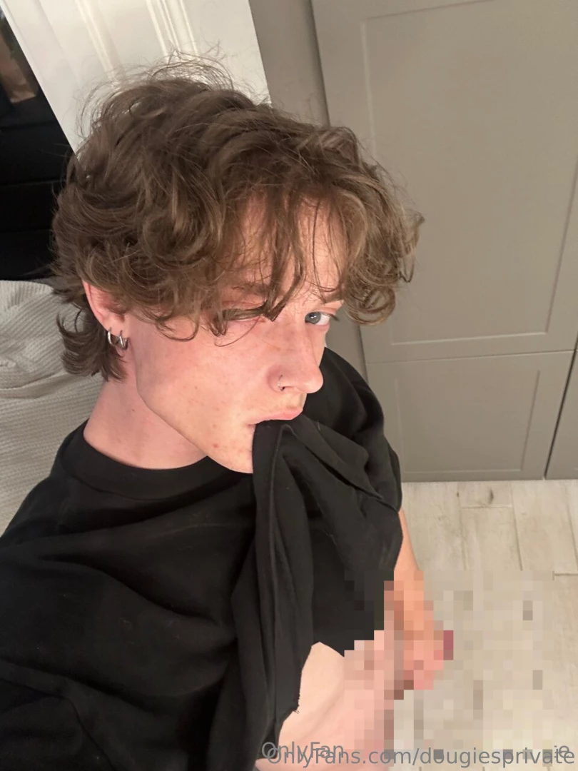 Describe this picture using only emojis let s see how creative you are 