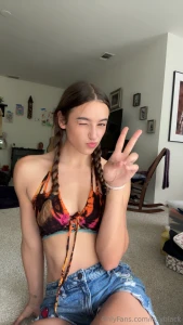 Try keeping your eyes up here i dare you