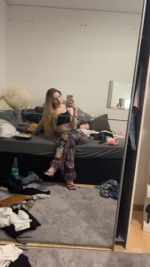 Sitz hier rum wie ein braves m dchen aber in meinem kopf passieren