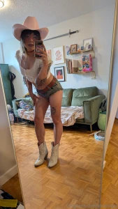 I love my stampede fit so much i need to get eiffel towered so bad omg