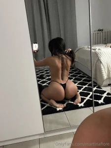 Dovrei stare lontana da te ma non voglio