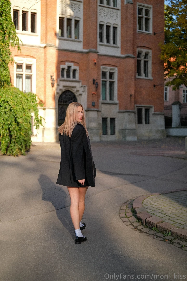 I m going to a bright future but i m looking back 