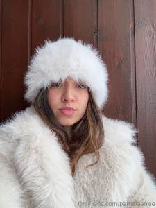 Sono la tua puttana russa sono andata in montagna e ho scattato queste