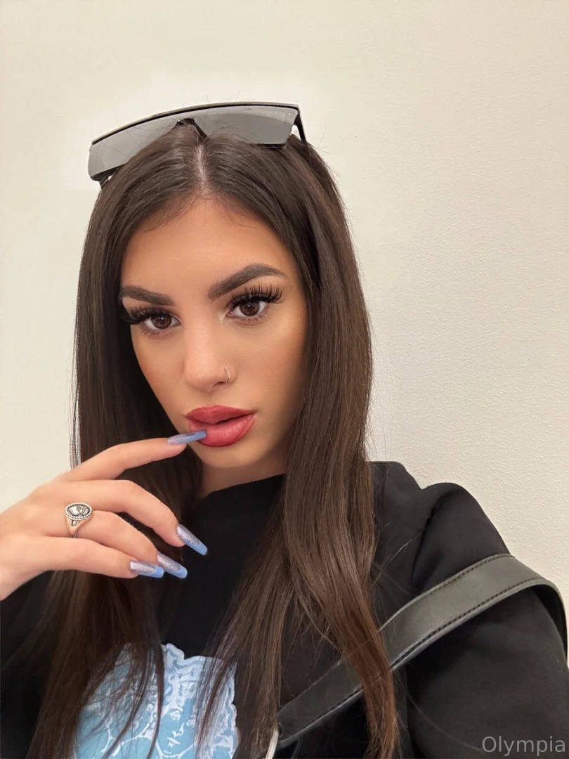 Di giorno una ragazza semplicissima con un viso angelico 