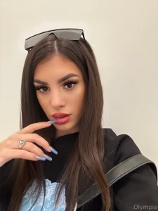 Di giorno una ragazza semplicissima con un viso angelico