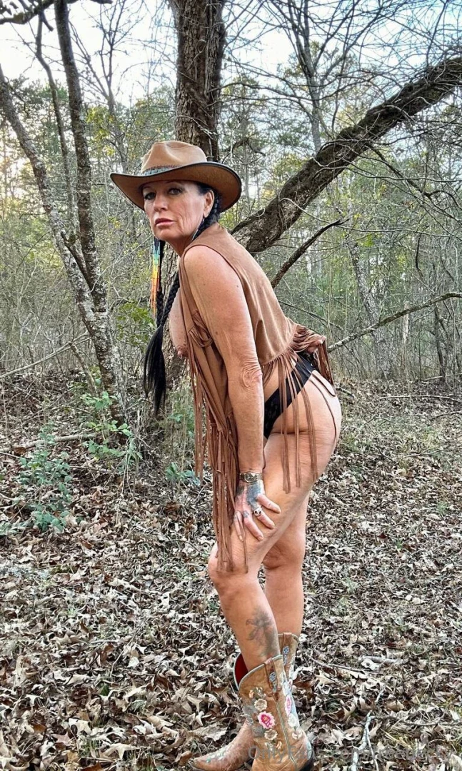 Wild roaming and seeking pleasure 