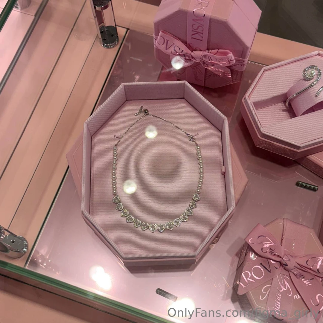 Got myself a new necklace does it look cute part 1 