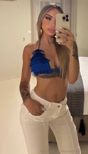 Sono troppo vestita sto aspettando qualcuno che mi spogli