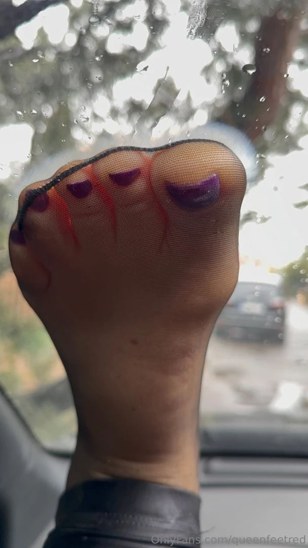 Sooo this purple polish nail is hot 