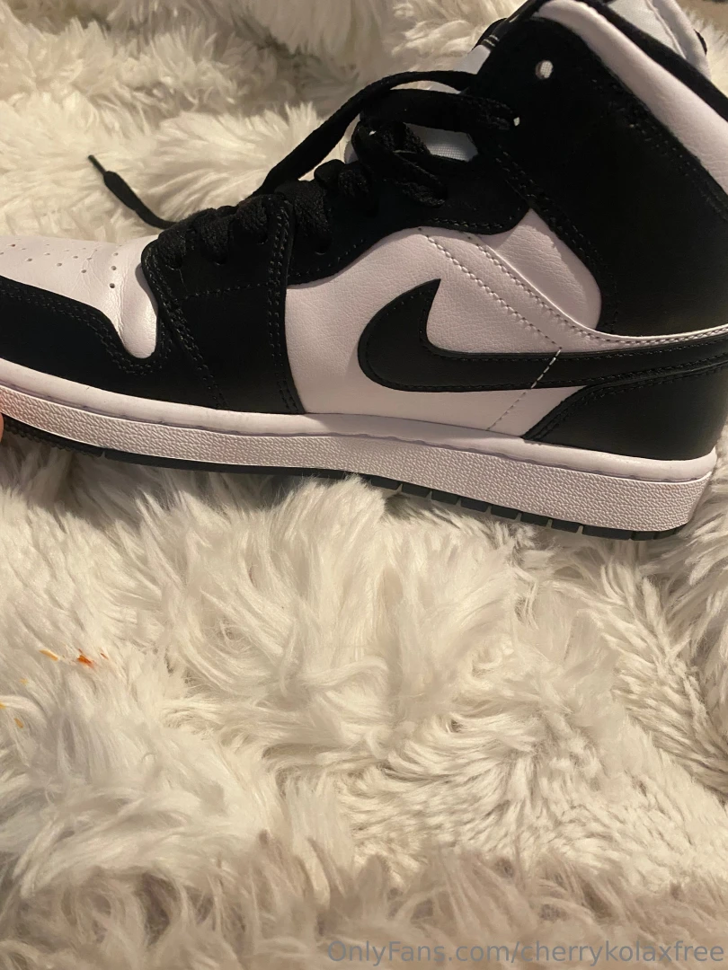 One of my subbies got me shoes from my wishlist part 1 