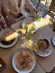 Hi yesterday i went to a seafood restaurant on the seashore with my