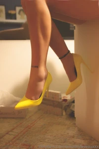 Tacchi alti desideri nascosti il giallo brillante che cattura l